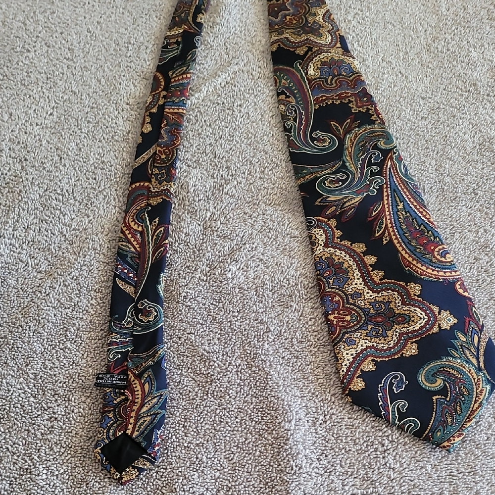 Elegant Paisley Men's Tie in Black and Gold